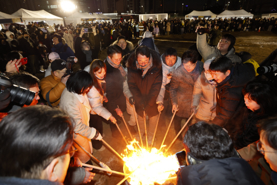화성특례시가 8일 동탄역 광장에서 특례시 승격 후 첫 정원대보름 축제를 열었다./사진제공=화성특례시